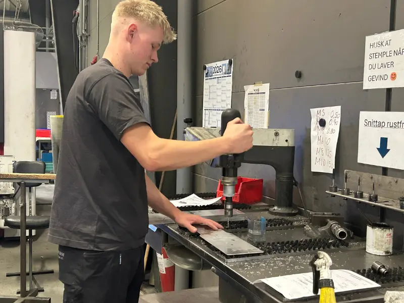 Andreas arbejder i produktionen hos Lars Broe Rustfri Stål A/S og fodrer robotten med nye emner, når serierne bliver større.